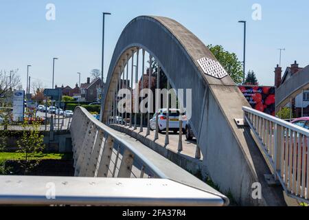 Un pont routier moderne au-dessus de la rivière Avon à Evesham, Worcestershire, Angleterre, Royaume-Uni Banque D'Images