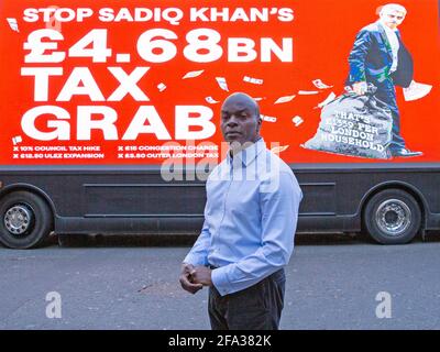 Shaun Bailey, député, lance son bus de combat le 22 avril 2021 alors qu'il fait campagne pour devenir maire de Londres. Banque D'Images