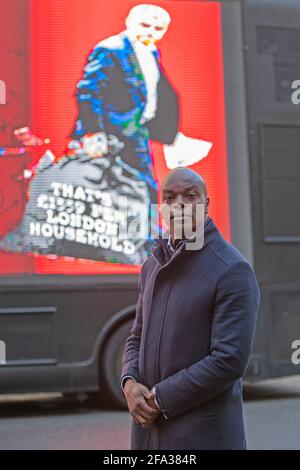 Shaun Bailey, député, lance son bus de combat le 22 avril 2021 alors qu'il fait campagne pour devenir maire de Londres. Banque D'Images