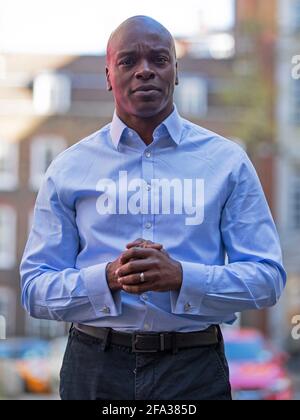 Shaun Bailey, député, lance son bus de combat le 22 avril 2021 alors qu'il fait campagne pour devenir maire de Londres. Banque D'Images