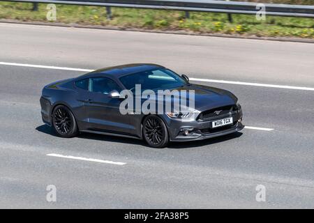 2016 Ford noir Mustang GT 2DR coupé; véhicules en mouvement, voitures, véhicule roulant sur les routes du Royaume-Uni, moteurs, conduite sur le réseau autoroutier anglais M6 Banque D'Images