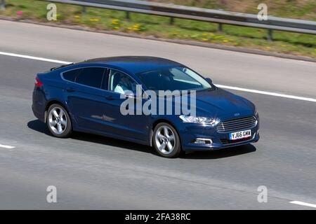 2017 Ford Mondeo Titanium TDCi; véhicules en mouvement, voitures, véhicule roulant sur les routes britanniques, moteurs, moto sur le réseau routier de l'autoroute M6 anglais Banque D'Images