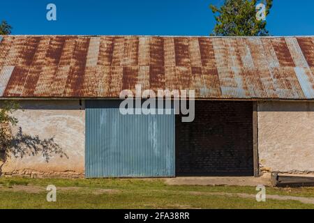 Grange en Adobe et en acier à l'Empire Ranch et à l'aire de conservation nationale de Las Cienegas en Arizona, aux États-Unis Banque D'Images