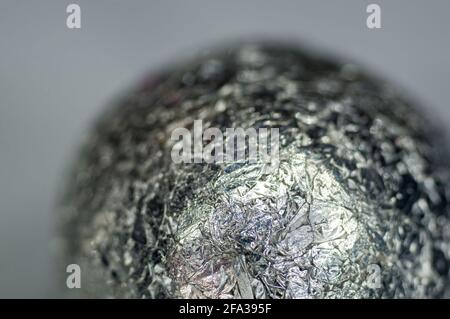 Résumé de vue inhabituels techno aluminium froissé ball, close-up, macro photo Banque D'Images