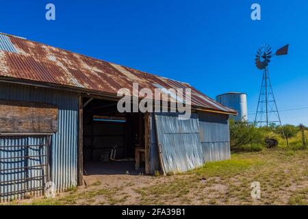 Grange en acier ondulé à Empire Ranch et à l'aire de conservation nationale de Las Cienegas en Arizona, aux États-Unis Banque D'Images