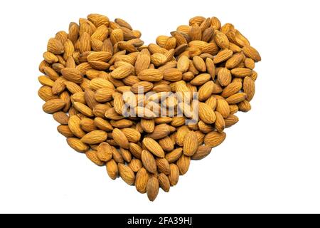 Un cœur composé d'amandes. Sujet sur fond blanc. Photo parfaite pour une alimentation saine, végétalienne et bien-être. Banque D'Images