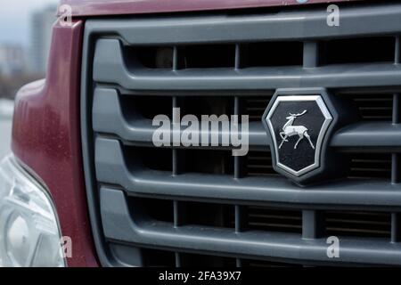 Moscou, Russie - avril 22 2021 : emblème DE GAZ. Gros plan du logotype du constructeur automobile russe sur la grille de radiateur. Banque D'Images