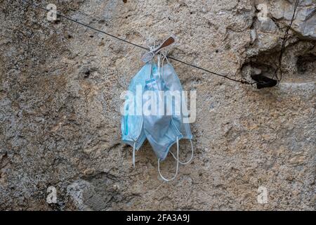 Trois masques anti-covid suspendus pour sécher. Abruzzes, Italie, Europe Banque D'Images