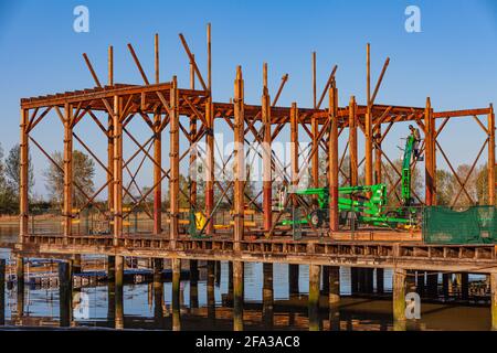 Déconstruction et récupération d'un ancien grenier de l'industrie de la pêche Sur le front de mer de Steveston, en Colombie-Britannique, au Canada Banque D'Images