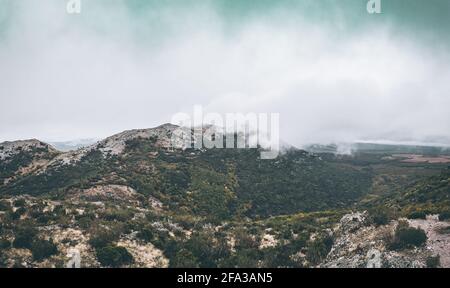 Gros plan sur les montagnes recouvertes de brume du nord de Palencia, Espagne Banque D'Images