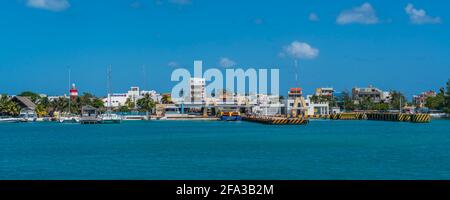 Panorama de l'île Isla Mujeres près de Cancun au Mexique, vue du ferry à l'île Banque D'Images