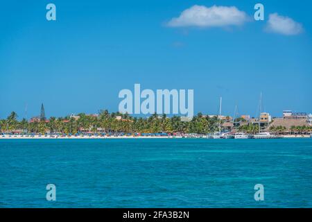 Norten plage sur l'île colorée Isla Mujeres près de Cancun au Mexique, vue du ferry à l'île Banque D'Images