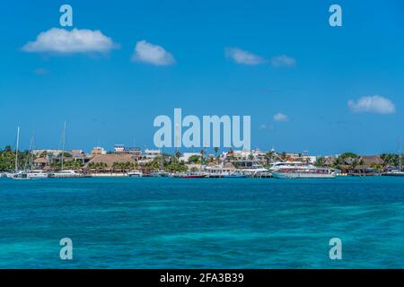 Norten plage sur l'île colorée Isla Mujeres près de Cancun au Mexique, vue du ferry à l'île Banque D'Images