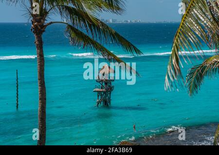 Garrafon Reef Park Beach Club sur la belle île Isla Mujeres, Cancun, Mexique. Personnes dans l'activité au parc aquatique. Banque D'Images