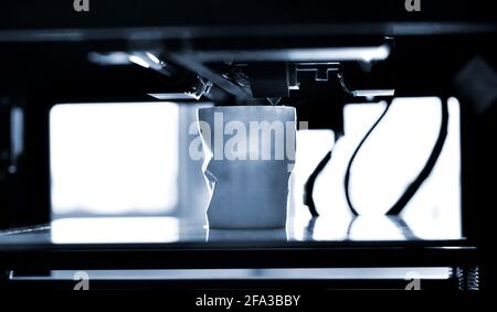 Objets imprimés par une imprimante 3d. L'imprimante 3D tridimensionnelle automatique fonctionne Banque D'Images