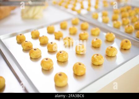 tarte au gâteau nastar sur un plateau Banque D'Images