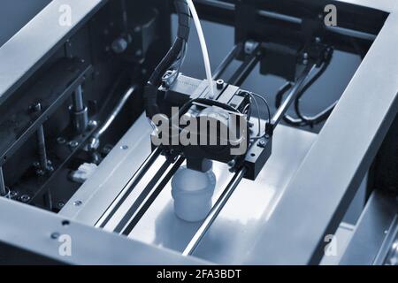 Objets imprimés par une imprimante 3d. L'imprimante 3D tridimensionnelle automatique fonctionne Banque D'Images