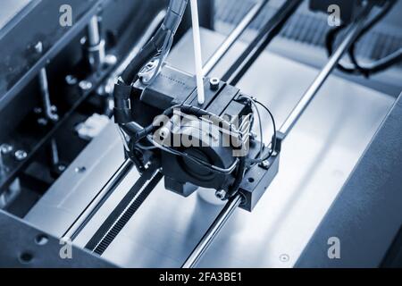 Objets imprimés par une imprimante 3d. L'imprimante 3D tridimensionnelle automatique fonctionne Banque D'Images