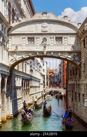 Venise, province de Venise, Vénétie, Italie. Le Pont des Soupirs. Venise et sa lagune sont un site classé au patrimoine mondial de l'UNESCO. Banque D'Images