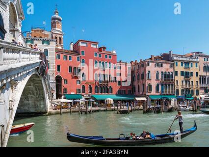 Venise, province de Venise, région de Vénétie, Italie. Famille profitant de la promenade en gondole sur le Grand Canal. Pont Tialto sur la gauche. Venise et sa lagune sont Banque D'Images