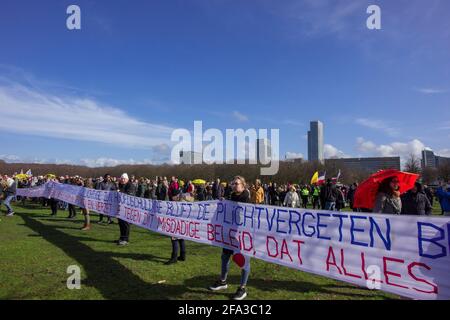 Le Mallieveld, la Haye, les pays-Bas. Dimanche 14 mars 2021. (Covid-19). L'unité mobile néerlandaise (ME) prend des mesures contre les manifestants en utilisant un Banque D'Images