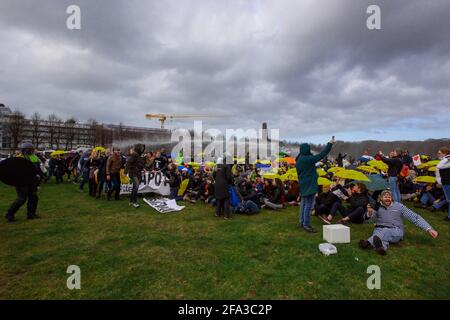 Le Mallieveld, la Haye, les pays-Bas. Dimanche 14 mars 2021. (Covid-19). L'unité mobile néerlandaise (ME) prend des mesures contre les manifestants en utilisant un Banque D'Images