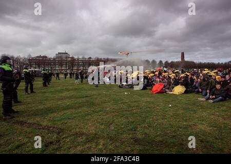 Le Mallieveld, la Haye, les pays-Bas. Dimanche 14 mars 2021. (Covid-19). L'unité mobile néerlandaise (ME) prend des mesures contre les manifestants en utilisant un Banque D'Images