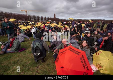 Le Mallieveld, la Haye, les pays-Bas. Dimanche 14 mars 2021. (Covid-19). L'unité mobile néerlandaise (ME) prend des mesures contre les manifestants en utilisant un Banque D'Images