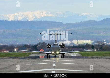 Mnichovo Hradiste, République tchèque. 22 avril 2021. L'avion d'affaires Pilatus PC-24 débarque sur l'aéroport Mnichovo Hradiste dans le Paradis de Bohême (à 70 kilomètres au nord de Prague) pendant la pandémie COVID-19 en République tchèque. Credit: Slavek Ruta/ZUMA Wire/Alamy Live News Banque D'Images