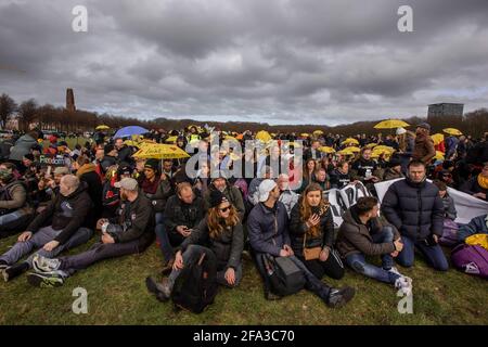 Le Mallieveld, la Haye, les pays-Bas. Dimanche 14 mars 2021. (Covid-19). L'unité mobile néerlandaise (ME) prend des mesures contre les manifestants en utilisant un Banque D'Images