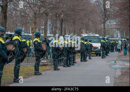 Le Mallieveld, la Haye, les pays-Bas. Dimanche 14 mars 2021. (Covid-19). L'unité mobile néerlandaise (ME) prend des mesures contre les manifestants en utilisant un Banque D'Images