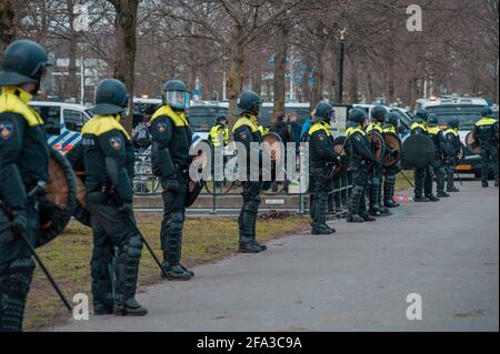 Le Mallieveld, la Haye, les pays-Bas. Dimanche 14 mars 2021. (Covid-19). L'unité mobile néerlandaise (ME) prend des mesures contre les manifestants en utilisant un Banque D'Images