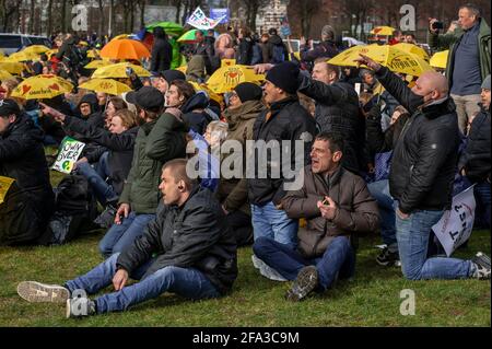 Le Mallieveld, la Haye, les pays-Bas. Dimanche 14 mars 2021. (Covid-19). L'unité mobile néerlandaise (ME) prend des mesures contre les manifestants en utilisant un Banque D'Images