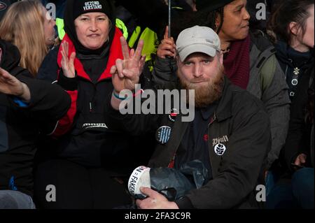 Le Mallieveld, la Haye, les pays-Bas. Dimanche 14 mars 2021. (Covid-19). L'unité mobile néerlandaise (ME) prend des mesures contre les manifestants en utilisant un Banque D'Images