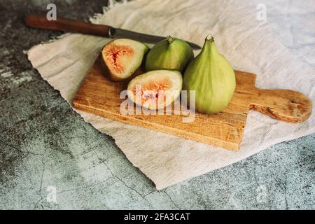 Figues fraîches sur la planche en bois sur une table de cuisine. Copier l'espace Banque D'Images