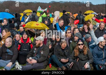 Le Mallieveld, la Haye, les pays-Bas. Dimanche 14 mars 2021. (Covid-19). L'unité mobile néerlandaise (ME) prend des mesures contre les manifestants en utilisant un Banque D'Images