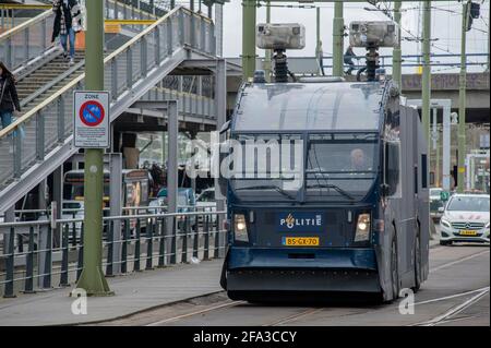 Le Mallieveld, la Haye, les pays-Bas. Dimanche 14 mars 2021. (Covid-19). L'unité mobile néerlandaise (ME) prend des mesures contre les manifestants en utilisant un Banque D'Images