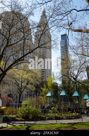 Le policier Moira Ann Smith Playground dans Madison Square Park avec des gratte-ciels en arrière-plan, New York Banque D'Images