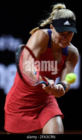 Stuttgart, Allemagne. 22 avril 2021. Tennis, WTA Tour - Stuttgart, singles, Women, Round of 16, Svitolina (Ukraine) - Curber (Allemagne), Porsche Arena: Angelique Curber. Credit: Thomas Kienzle/AFP-Pool/dpa/Alay Live News Banque D'Images
