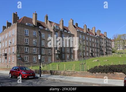 Des immeubles de logements publics sont situés sur le domaine de Dog Kennel Hill à East Dulwich, Londres. L'un des plus grands États survivants de Londres. Banque D'Images