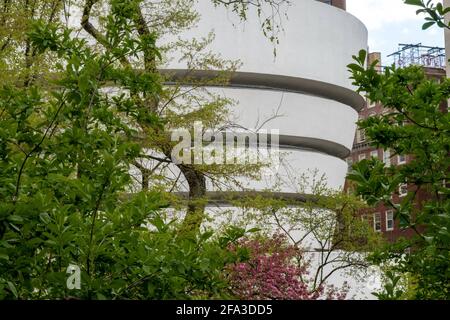 Extérieur du Musée Guggenheim au printemps vu de Central Park, NYC Banque D'Images