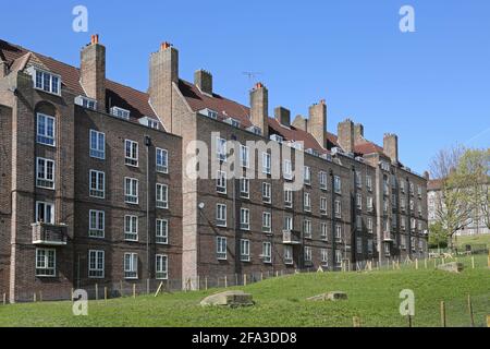 Des immeubles de logements publics sont situés sur le domaine de Dog Kennel Hill à East Dulwich, Londres. L'un des plus grands États survivants de Londres. Banque D'Images