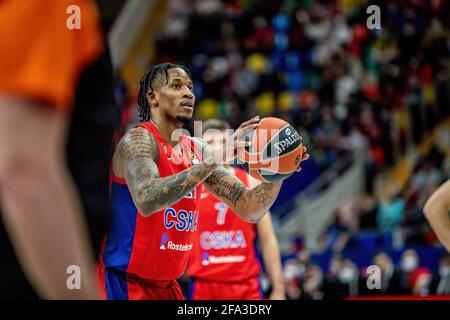 Moscou, Russie. 21 avril 2021. Will Clyburn, (21) de CSKA Moscou en action pendant le jeu 1 des séries de l'Euroligue Turkish Airlines de la saison 2020-2021 entre CSKA Moscou et Fenerbahce Beko Istanbul à Megasport Arena. Score final: CSKA Moscou 92:76 Fenerbahce Beko Istanbul. Crédit : SOPA Images Limited/Alamy Live News Banque D'Images