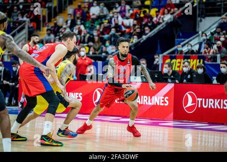 Moscou, Russie. 21 avril 2021. Daniel Hackett (10) de CSKA Moscou vu en action pendant le jeu 1 des séries de l'Euroligue de Turkish Airlines de la saison 2020-2021 entre CSKA Moscou et Fenerbahce Beko Istanbul à Megasport Arena. Score final: CSKA Moscou 92:76 Fenerbahce Beko Istanbul. Crédit : SOPA Images Limited/Alamy Live News Banque D'Images