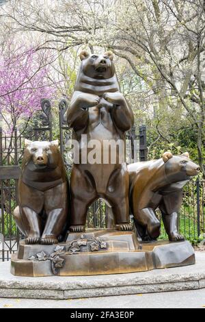 La statue du groupe d'ours est magnifique à Springtime, Central Park, New York Banque D'Images