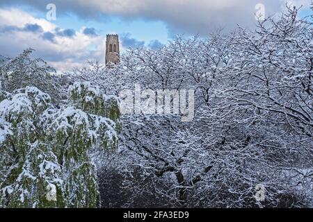 Detroit, Michigan - le carillon de la paix Nancy Brown sur Belle Isle, un parc insulaire dans la rivière Detroit, après une chute de neige printanière. Banque D'Images