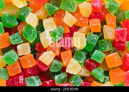 Morceaux d'ananas séchés de couleur. Présentation de la nourriture. Gros plan Banque D'Images