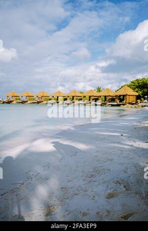 Aruba Mars 2021 plage avec flamants roses à la plage, flamants roses à la plage d'Aruba Island Caraïbes. Un flamant coloré en bord de mer, Renaissance Island Aruba Banque D'Images