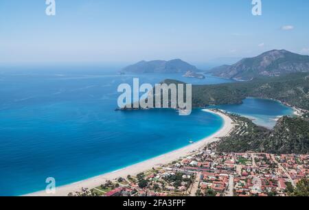 Baie de la mer Méditerranée vue à couper le souffle sur le port d'Oludeniz - Lycian Way trekking point de départ. Célèbre route turque de Likya Yolu. Voyage aroun Banque D'Images