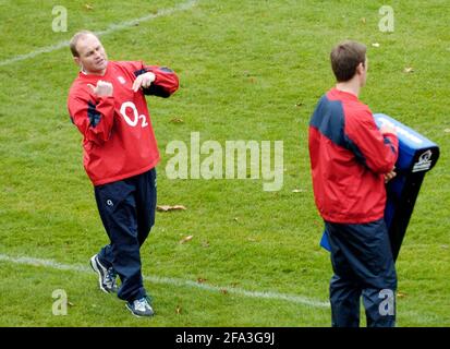 L'ÉQUIPE DE RUGBY D'ANGLETERRE TRAING À PENNYHILL PARK POUR LEUR MATCH AVEC L'AFRIQUE DU SUD. 15/11/2004 L'ENTRAÎNEUR D'ANGLETERRE ANDY ROBINSON PHOTO DAVID ASHDOWNRUGBY ANGLETERRE Banque D'Images